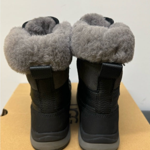 UGG ADIRONDACK BOOT III BLACK/GRAY SIZE 6 NIB WOMANS - Picture 3 of 5